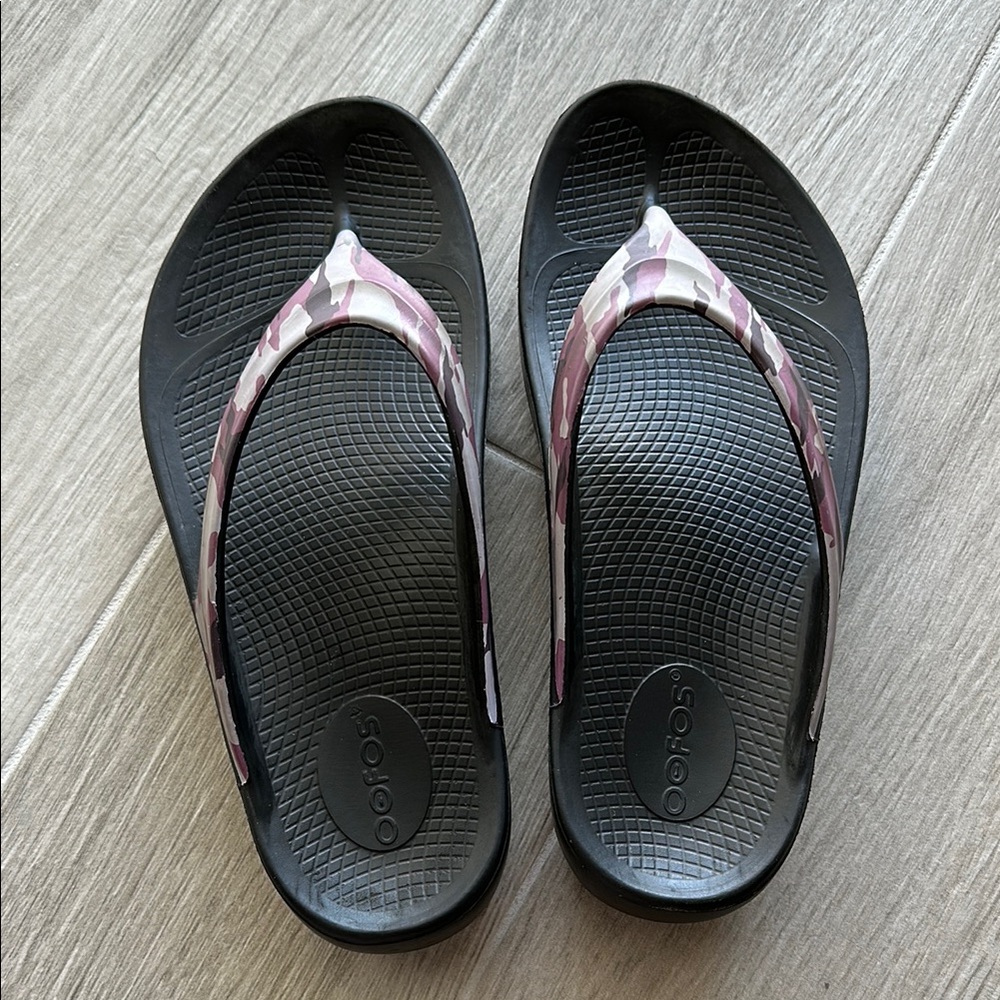 OOFOS Black and Purple Camo Sandals with Textured Footbed